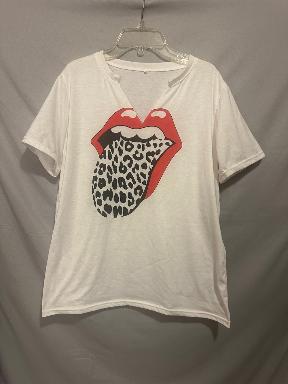Source Unknown White Short-Sleeve Tee with Red Lip and Leopard Tongue